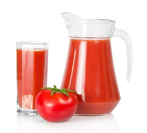 Volle Karaffe und Saftglas, die Tomate isoliert auf weiß — Stockfoto