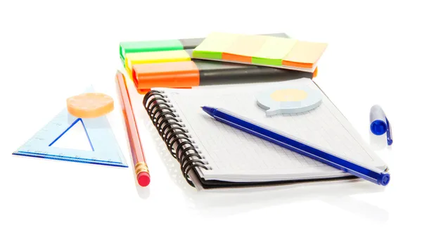 Marcador, lápis, a alça e o bloco de notas isolado em branco — Fotografia de Stock