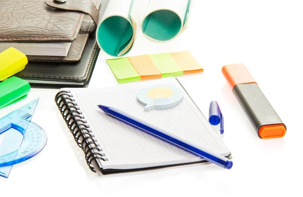 Marcador, caderno de exercícios, o punho, folhetos de notas e o diário isolado em branco — Fotografia de Stock