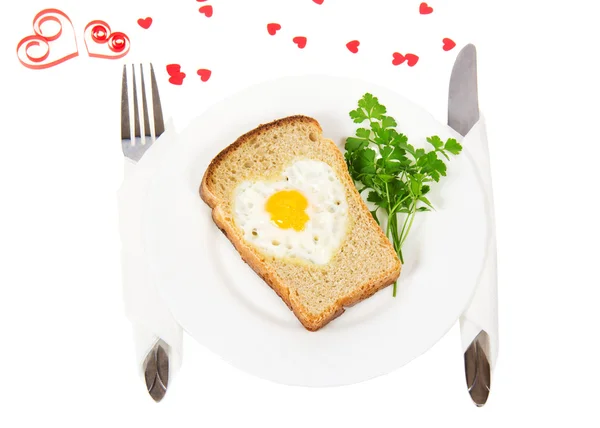 Festlig frokost på Valentinsdagen, stekt egg i form av hjerte, brød, dekorative hjerter isolert på hvitt – stockfoto