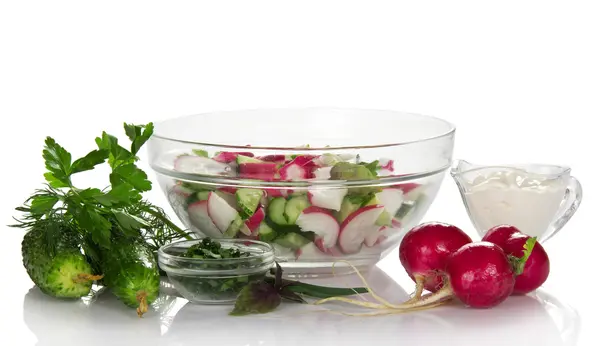 Salada de primavera, legumes e xícara com o creme azedo, isolado em branco — Fotografia de Stock