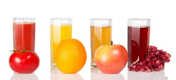 Çeşitli meyve suyu, meyve ve sebzeler üzerinde beyaz izole — Stok fotoğraf