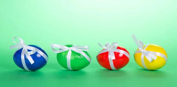 Colorate uova di Pasqua su sfondo verde — Foto Stock