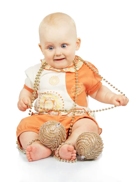 Baby mit Weihnachtsgirlanden und Goldkugeln isoliert auf weiß — Stockfoto