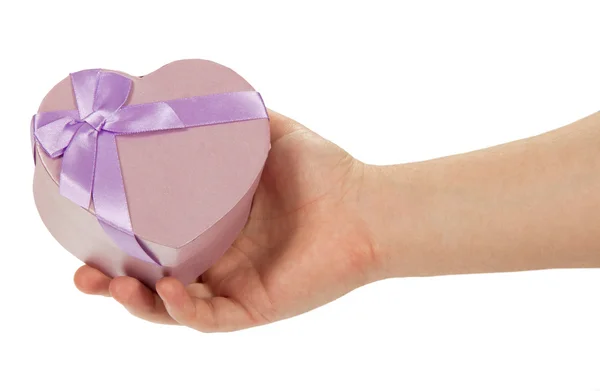 Adamın bir hediye kutusu ile üzerine beyaz izole kalp, el. — Stok fotoğraf
