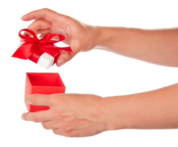 La mano femenina abre una caja con un regalo, aislada en blanco — Foto de Stock