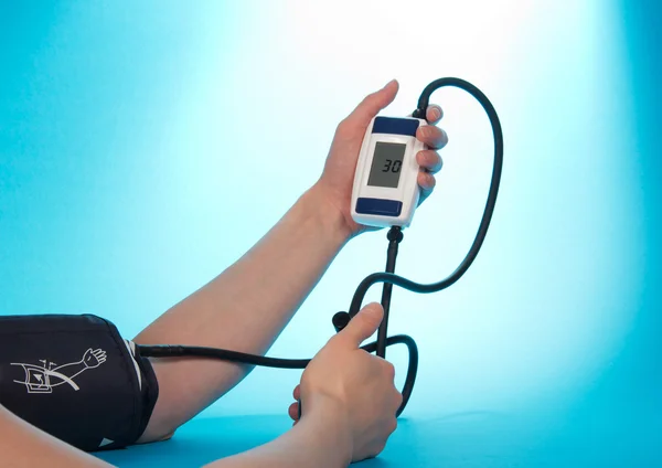 La persona che supervisiona una pressione sanguigna da un tonometro — Foto Stock
