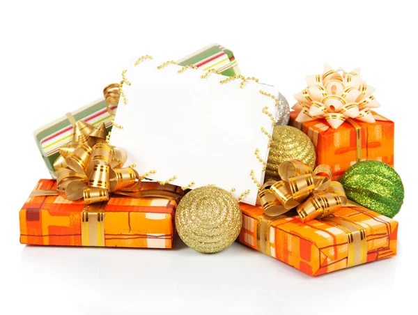 Tarjeta de Navidad con cajas de regalo y bolas de colores aislados en blanco — Foto de Stock