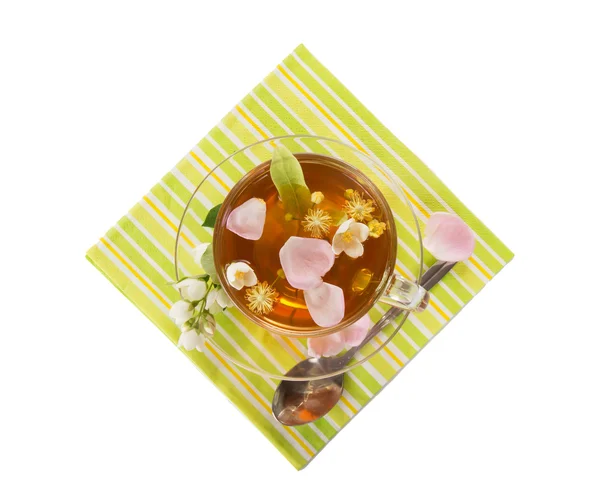 Chá de flores e pétalas de rosa no guardanapo listrado — Fotografia de Stock