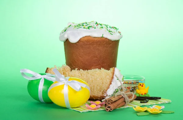 Piece of pie, Easter eggs, marzipan, cinnamon and vanilla on a green background — Stock Photo, Image