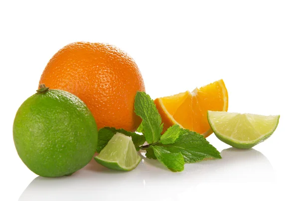 Die ganzen Orangen-, Limetten- und Orangenscheiben, Minze, isoliert auf weiß — Stockfoto