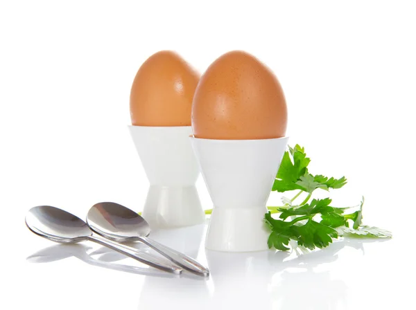 Haşlanmış yumurta, kaşık ve üzerinde beyaz izole maydanoz sapı — Stok fotoğraf
