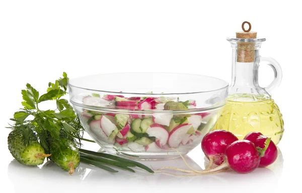 Salada de legumes em uma tigela e um jarro com o óleo de semente de girassol, isolado em branco — Fotografia de Stock