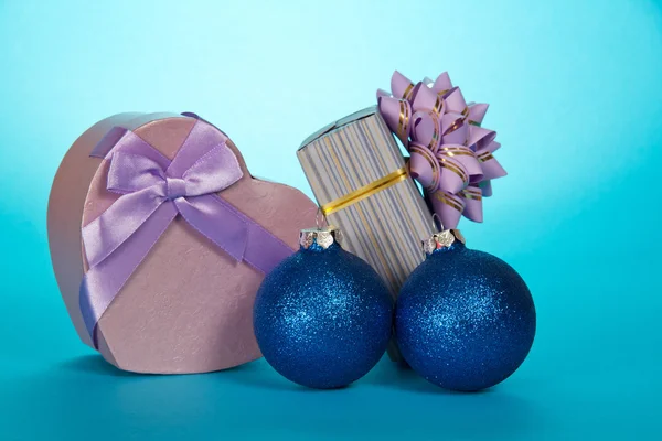 Zwei Geschenkboxen und Weihnachtsspielzeug auf blauem Hintergrund — Stockfoto