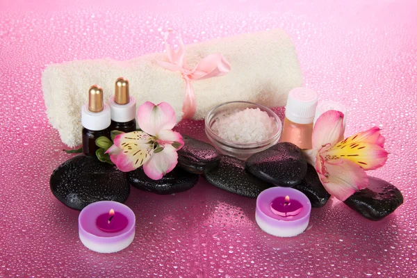 Flor e conjunto para um relaxamento, toalha terry no rosa — Fotografia de Stock