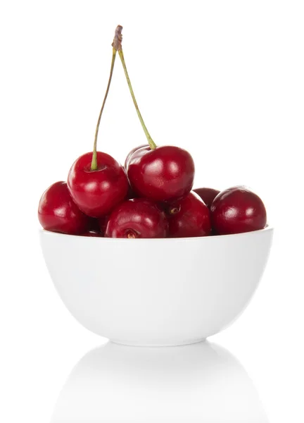 Cerejas doces vermelhas em uma xícara — Fotografia de Stock