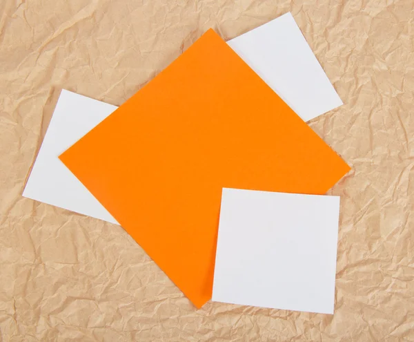 Hojas de color sobre papel de embalaje — Foto de Stock
