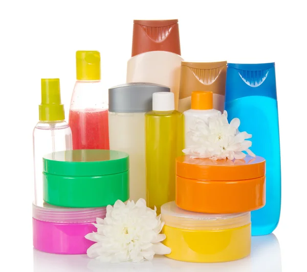 Beaucoup de différents produits cosmétiques pour les soins personnels isolés sur blanc — Photo