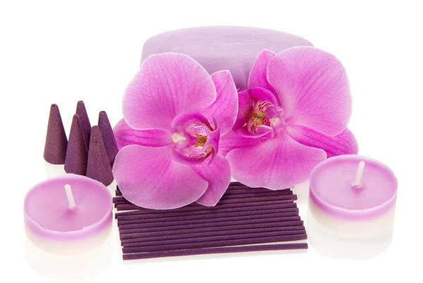 Fiori del Orchid, insieme aromatico e le candele isolate su bianco — Foto Stock