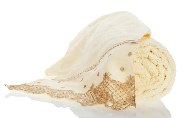 Een roll en handdoek met een borduurwerk, geïsoleerd op een witte handdoek — Stockfoto