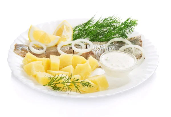 Arenque y patatas con salsa para un desayuno, aislado sobre blanco —  Fotos de Stock