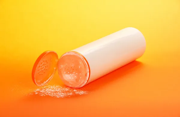 Kosmetikflasche zur Pflege des Neugeborenen auf der Orange — Stockfoto
