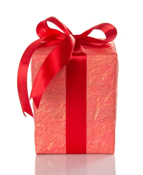 Beyaz izole kırmızı yay ile parlak hediye kutusu — Stok fotoğraf