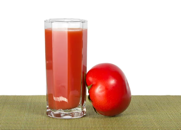Glas Saft und Tomate auf dem Bambustuch, isoliert auf weiß — Stockfoto