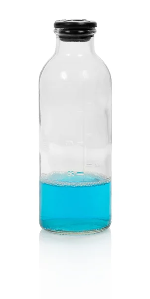 Закрытый флакон с голубой химической жидкостью, изолированный на белом — стоковое фото