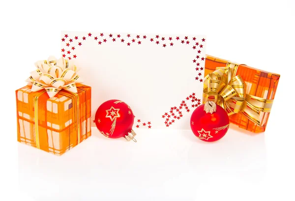 Tarjeta roja en Año Nuevo 2013 con regalo festivo y bolas rojas aisladas en blanco — Foto de Stock