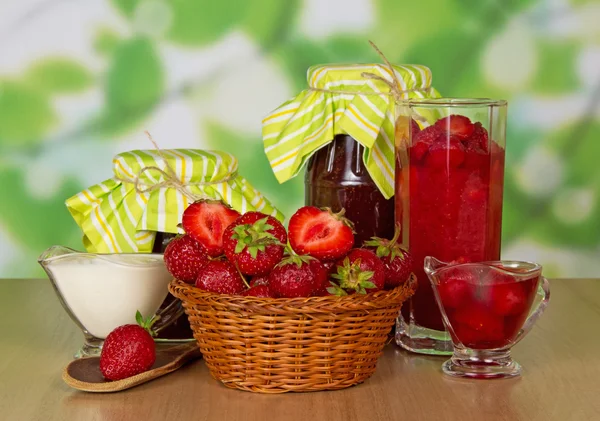 잼, 크림 컵, 딸기와 테이블에 숟가락의 항아리 — 스톡 사진