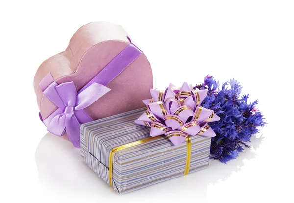 Het geschenkdozen ingericht met een lint en een boog, en een boeket van de korenbloemen — Stockfoto