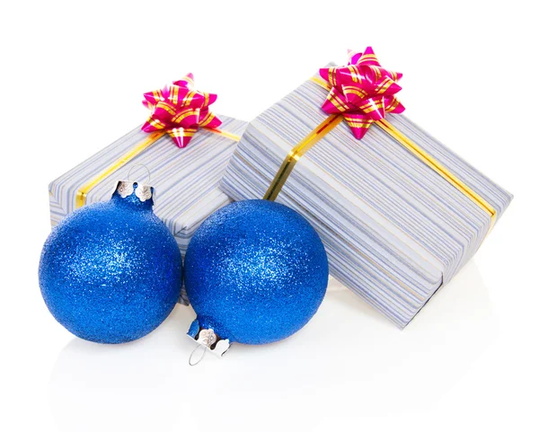 Boules de Noël bleues et cadeaux de fête isolés sur blanc — Photo