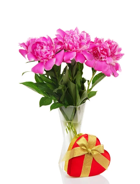 Three big pink peonies in the glass vase and the gift box heart — Stock Photo, Image