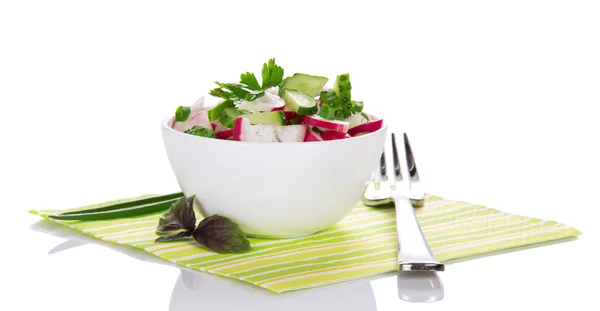 Salada em um boliche e um garfo em um guardanapo, isolado em branco — Fotografia de Stock