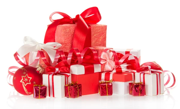 Noel hediyeleri, bir oyuncak, bir gelin teli — Stok fotoğraf