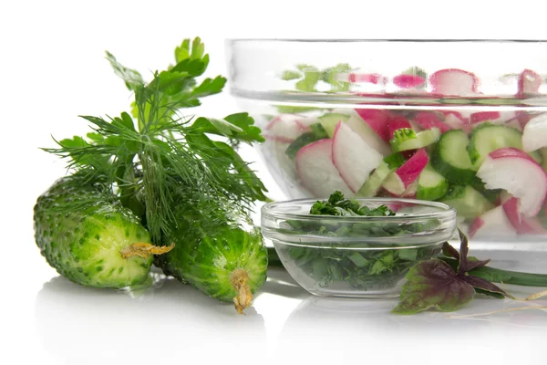 Komkommers, Groenen, een basilicum en de gesneden salade in een kom, geïsoleerd op wit — Stockfoto