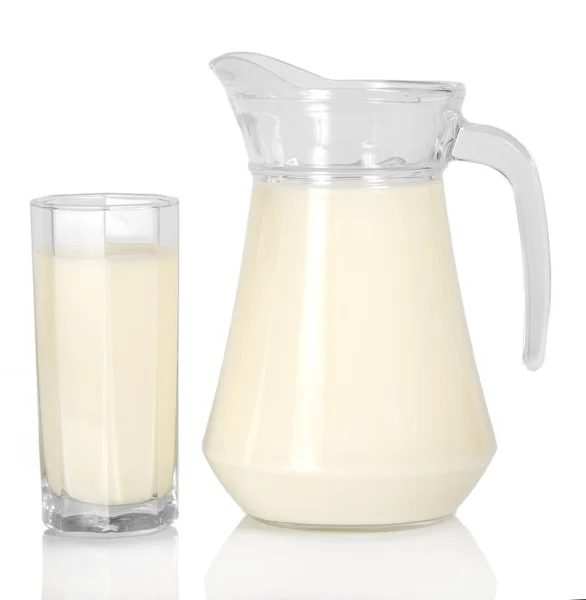 Krug und Glas mit Milch, isoliert auf weiß. — Stockfoto