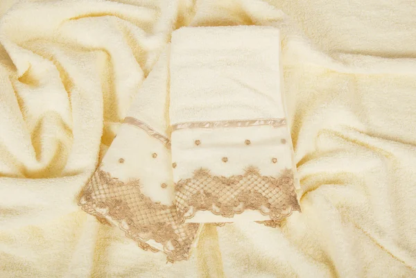 Hermosas toallas con un bordado contra un paño de rizo —  Fotos de Stock