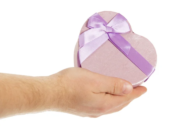 Elini üzerine beyaz izole kalp şeklinde Menekşe hediye kutusu — Stok fotoğraf