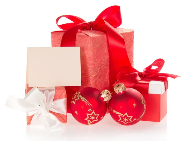 Différents coffrets cadeaux avec rubans et arcs, jouets brillants, tinsel et carte vide — Photo