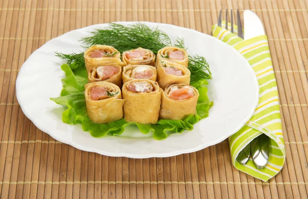 Flapjack con salmón y ensalada, cubiertos en servilleta de bambú — Foto de Stock