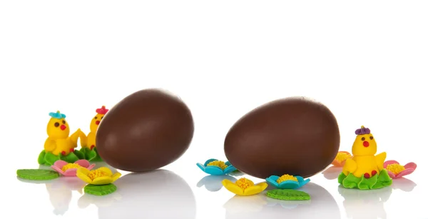 Uova di cioccolato e i gioielli dolci isolati su bianco — Foto Stock