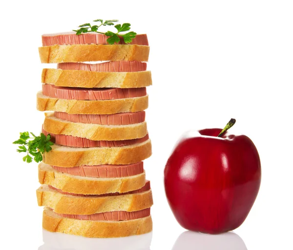 Étvágygerjesztő szendvicset, a kolbász, a petrezselyem és a piros Alma — Stock Fotó