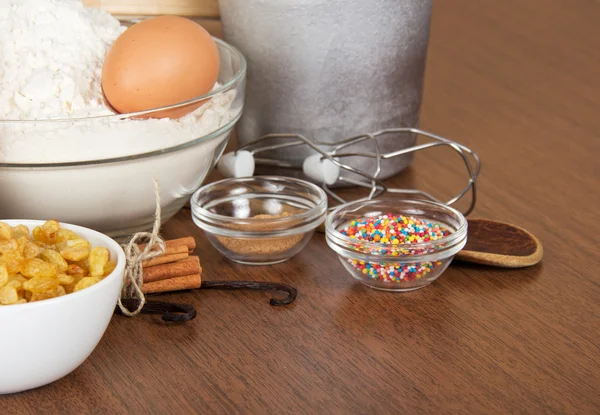 Rozijnen, specerijen, middelen voor sieraad van Pasen, meel en eieren op een tabel — Stockfoto