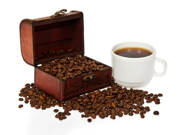 Грудь с зерном кофе, чашка кофе изолированы на белом — стоковое фото