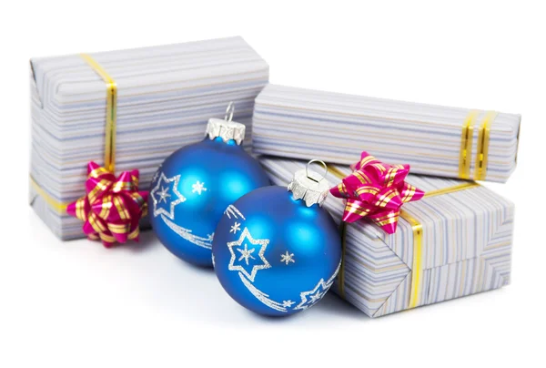 Regalos de Navidad y bolas azules aisladas en blanco — Foto de Stock