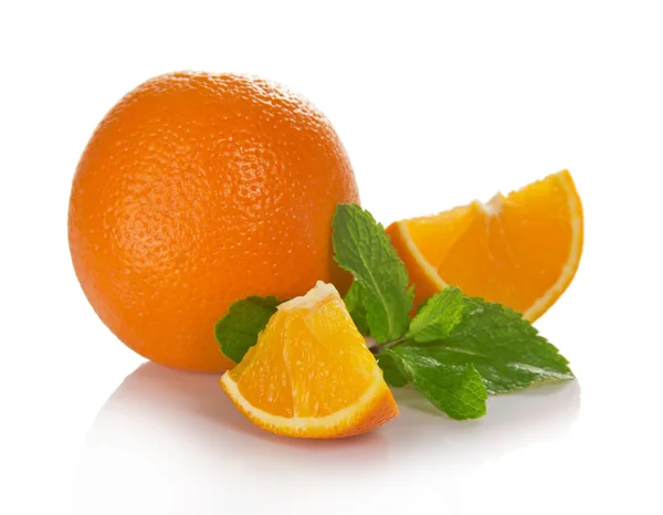 Velké celé pomeranče, plátky pomeranče a mátou, izolované na bílém — Stock fotografie