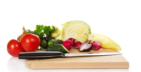 Ensemble de légumes et couteau sur la planche à découper — Photo