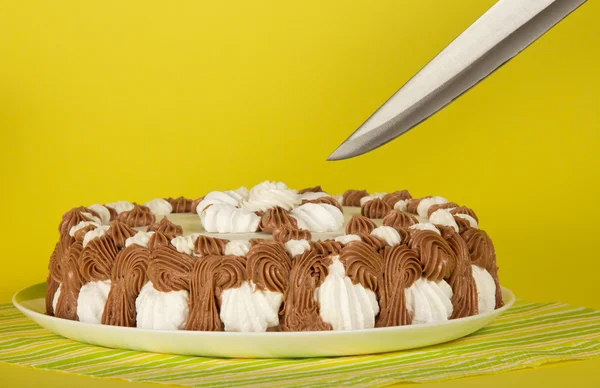 Bir pasta peçete ve bir bıçak ile çanak — Stok fotoğraf
